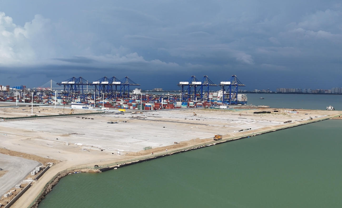 海南洋浦區(qū)域國際集裝箱樞紐港擴(kuò)建工程項目現(xiàn)場。人民網(wǎng)記者 牛良玉攝