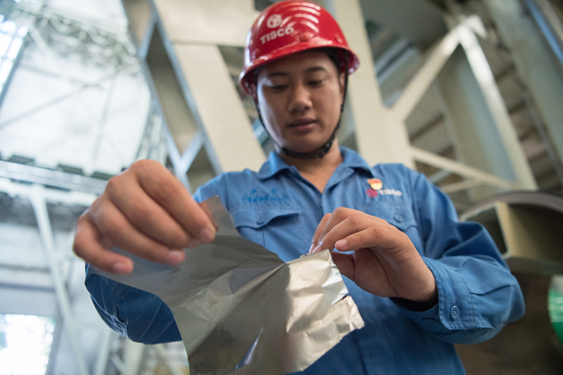 2018年8月8日，山西省太原市，太鋼精密帶鋼公司工作人員用手撕開(kāi)不銹鋼。