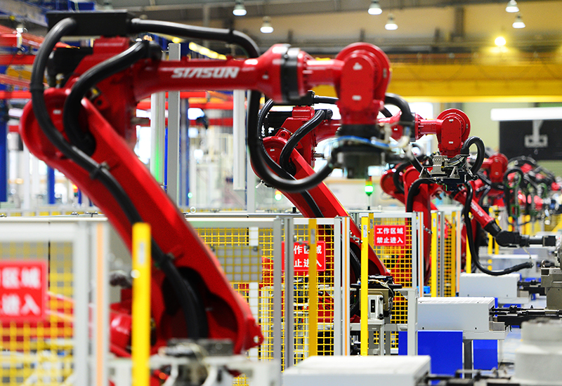 2019年11月22日，沈陽(yáng)，一家數(shù)字化智能工廠(chǎng)內(nèi)，名為SR210的機(jī)器人正在自主地抓取各種零部件，快速組裝稍小的工業(yè)機(jī)器人。