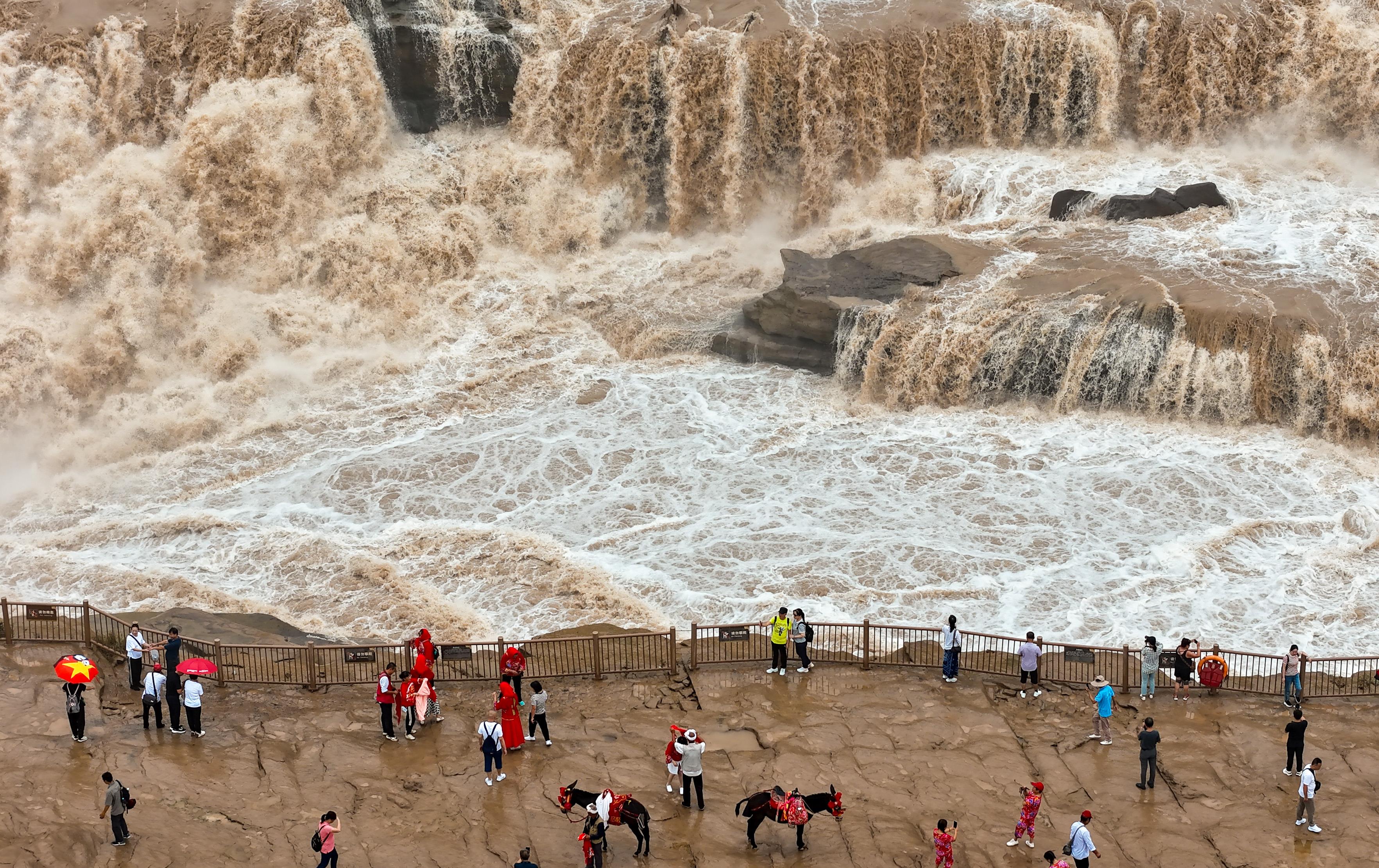 △2024年9月，游客在黃河壺口瀑布景區(qū)游覽。