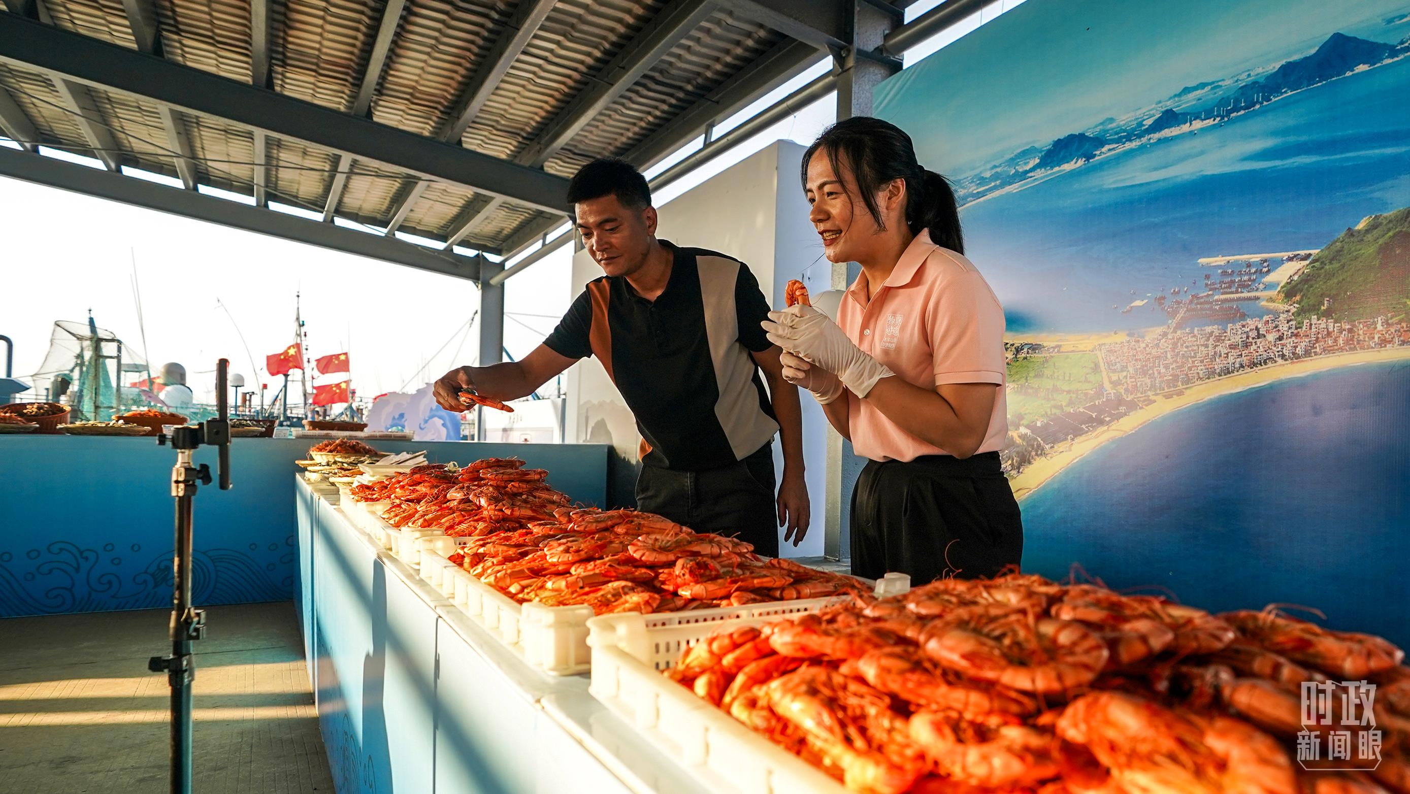 △正在直播賣貨的澳角村村民。（總臺記者李晉拍攝）