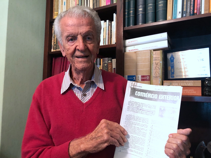 卡洛斯·塔瓦雷斯與其1971年發(fā)表的文章《中國(guó)的對(duì)外貿(mào)易》。資料圖片