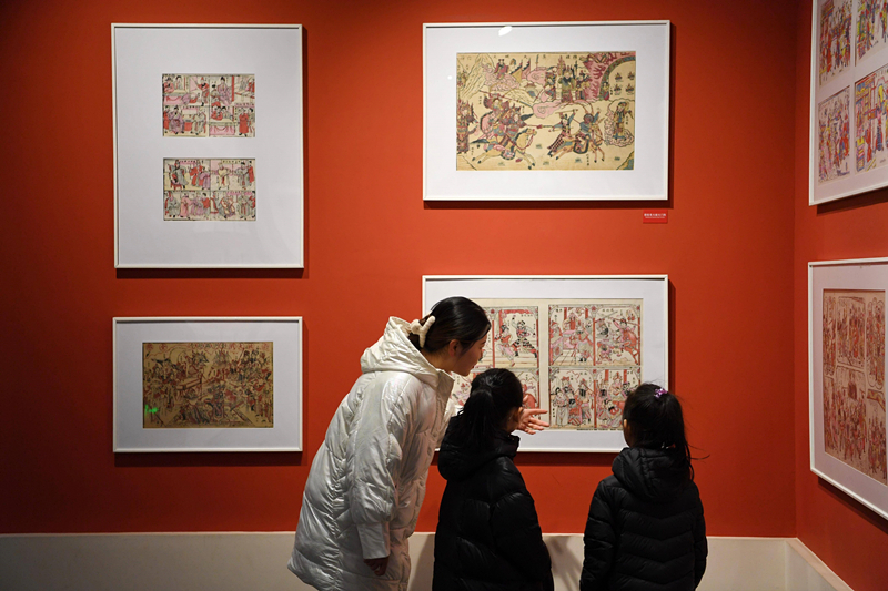 2023年2月3日，游客在河北武強年畫博物館參觀。
