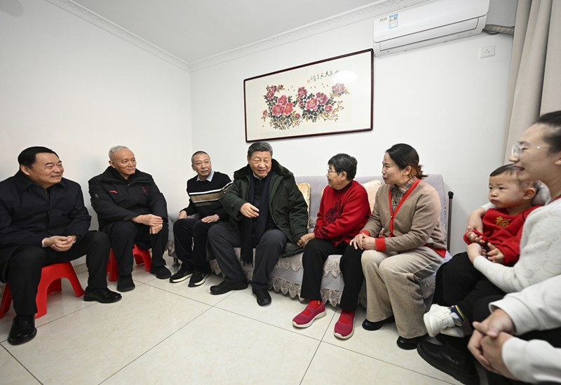 2025年1月23日上午，習(xí)近平總書(shū)記在遼寧沈陽(yáng)大東區(qū)長(zhǎng)安街道長(zhǎng)安小區(qū)考察時(shí)，走進(jìn)居民郎素蘭家中看望。