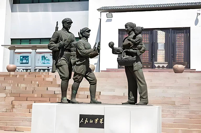 錦州蘋果廉政文化展覽館前的《人民的蘋果》主題雕塑。（由遼沈戰(zhàn)役紀(jì)念館供圖）