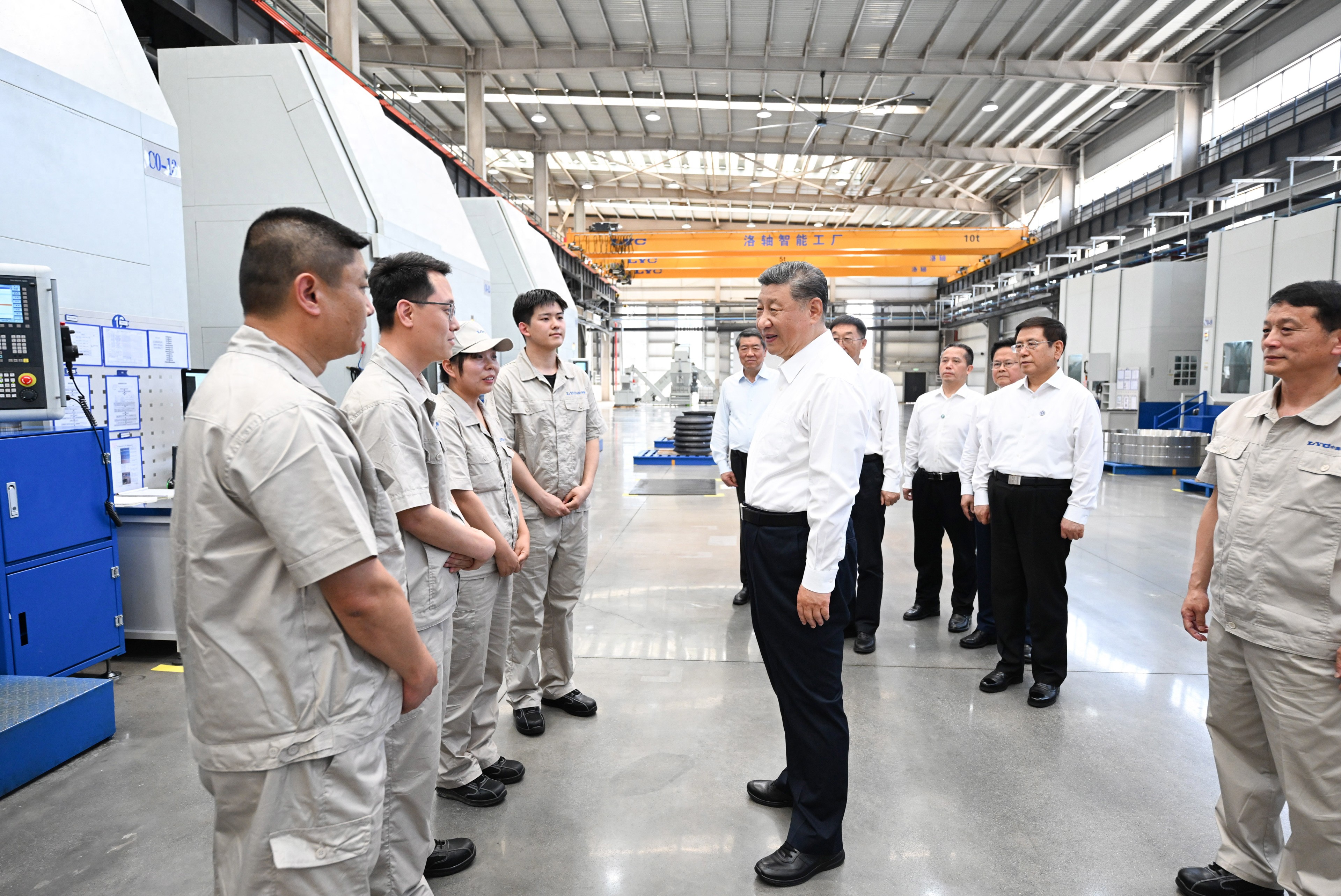 5月19日至20日，中共中央總書記、國家主席、中央軍委主席習(xí)近平在河南考察。這是19日下午，習(xí)近平在洛陽軸承集團股份有限公司智能工廠考察時，同企業(yè)職工親切交流。新華社記者 燕雁 攝