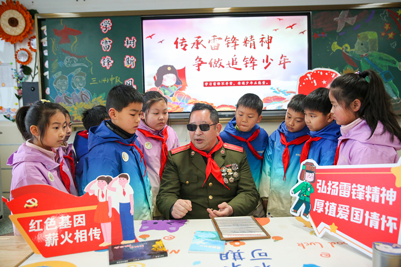 2025年3月3日，江蘇南通如皋市安定小學(xué)里，傷殘軍人許波銀在思政小課堂上向?qū)W生講述雷鋒故事。