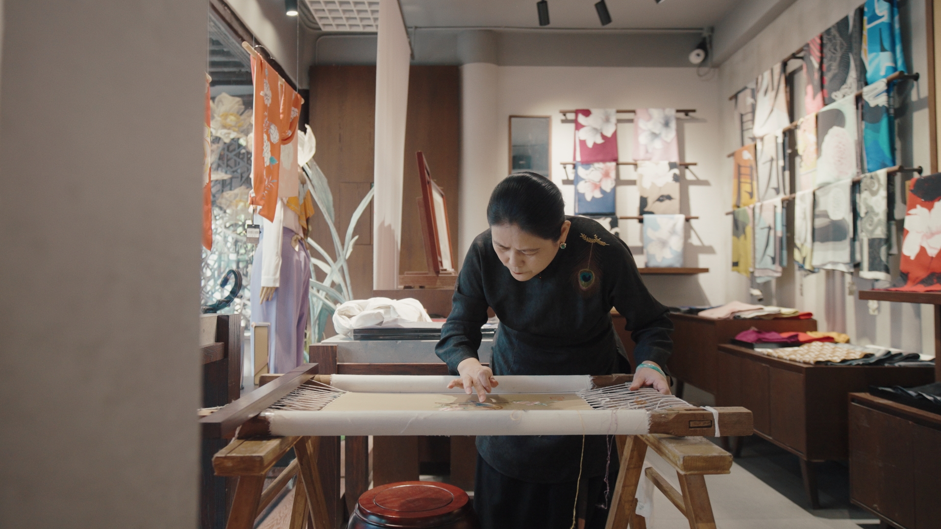 蘇繡代表性傳承人盧建英正在繡制作品。人民網(wǎng)記者 葛泰佚攝