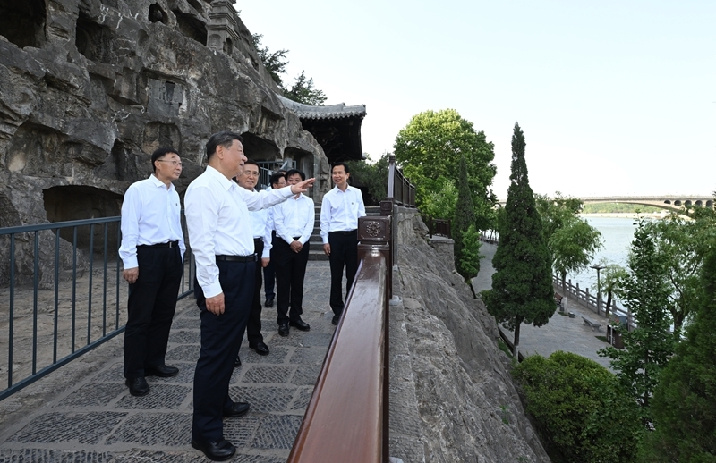 2025年5月19日至20日，中共中央總書記、國(guó)家主席、中央軍委主席習(xí)近平在河南考察。這是19日下午，習(xí)近平在洛陽龍門石窟考察。新華社記者 謝環(huán)馳 攝