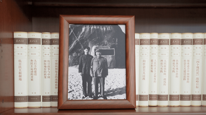 2022年12月31日，習(xí)近平辦公室的書架上擺放著他和父親的合影。