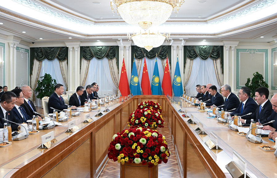 當(dāng)?shù)貢r(shí)間6月16日下午，哈薩克斯坦總統(tǒng)托卡耶夫同中國國家主席習(xí)近平在阿斯塔納總統(tǒng)府舉行會(huì)談。