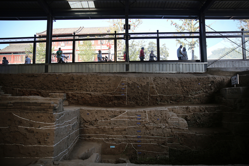 2019年9月7日，人們透過玻璃幕墻看開元寺南廣場遺址考古現(xiàn)場。