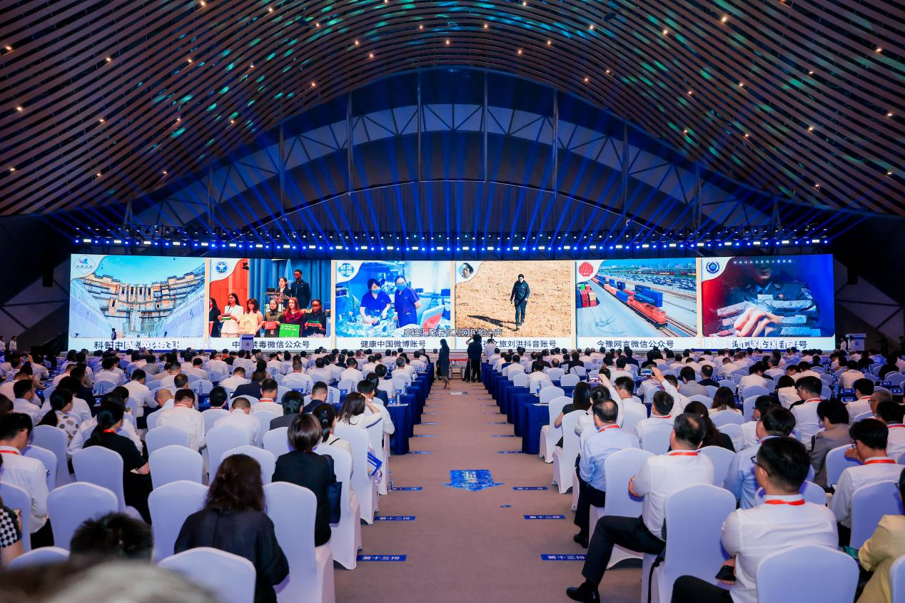 2025年中國網(wǎng)絡(luò)文明大會(huì)《走好網(wǎng)上群眾路線百個(gè)成績突出賬號(hào)推選活動(dòng)成果》發(fā)布現(xiàn)場(chǎng)。