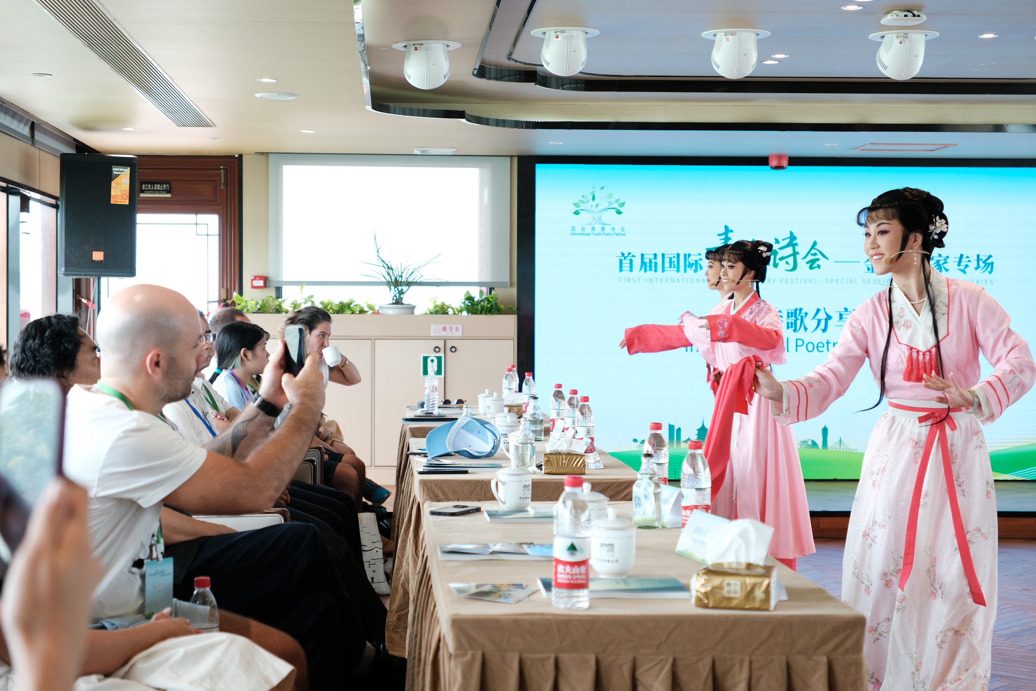 2024年7月21日，浙江杭州，金磚國家外國友人欣賞越劇《富陽新曲》。