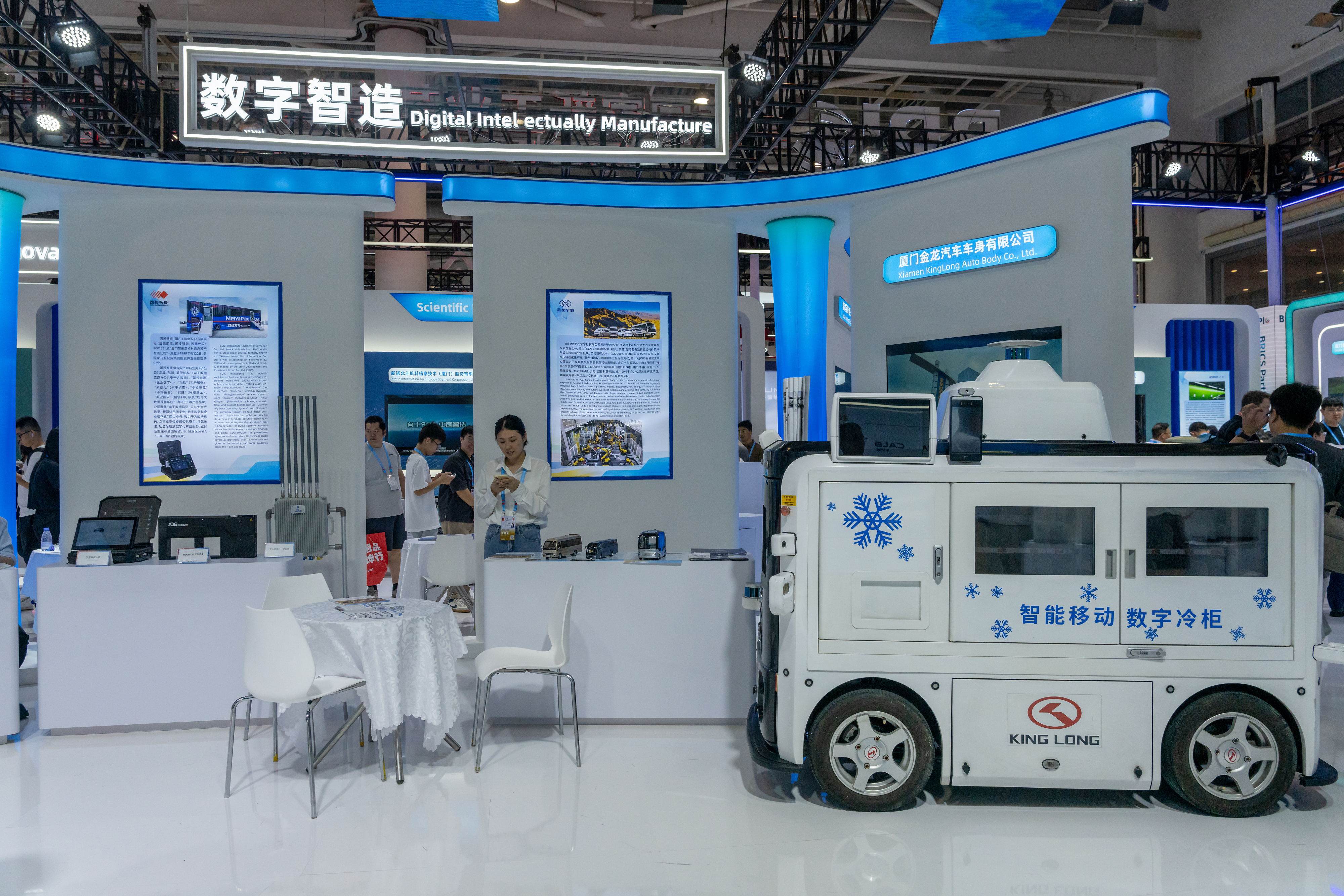 2024年9月9日，福建廈門，觀眾在金磚國家新工業(yè)革命伙伴關(guān)系創(chuàng)新基地展位參觀、洽談。