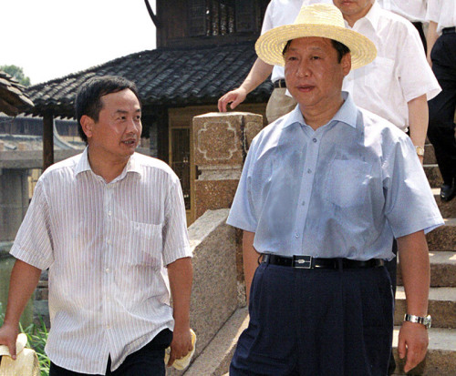 2005年8月3日，習(xí)近平在浙江嘉興桐鄉(xiāng)市烏鎮(zhèn)調(diào)研古鎮(zhèn)保護(hù)工作。資料圖片