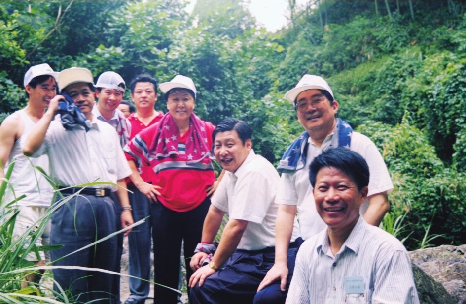 1999年6月，習(xí)近平在福州森林公園參加紀(jì)念毛主席“發(fā)展體育運(yùn)動(dòng)，增強(qiáng)人民體質(zhì)”題詞47周年登山健身活動(dòng)。（圖片來源：《習(xí)近平在福建（下冊(cè)）》