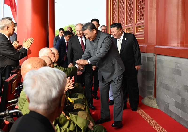 2025年9月3日，習近平總書記同抗戰(zhàn)老戰(zhàn)士老同志代表親切握手，向他們表示崇高敬意。