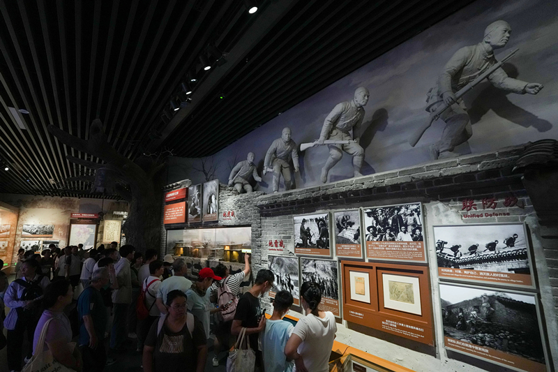 2025年7月8日，參觀者在中國人民抗日戰(zhàn)爭紀念館參觀《為了民族解放與世界和平》主題展覽。