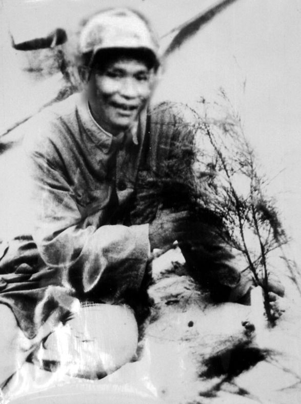 谷文昌與試種成活的木麻黃（資料照片）。