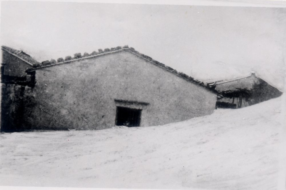 昔日的東山島風(fēng)沙掩埋部分村民村舍（資料照片）。
