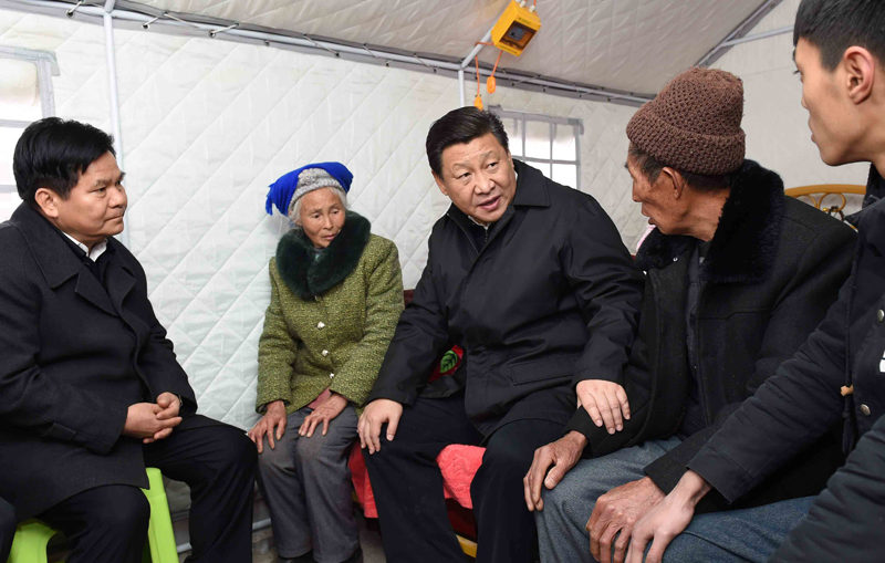 2015年1月19日，習(xí)近平總書記來(lái)到云南魯?shù)榭h小寨鎮(zhèn)甘家寨紅旗社區(qū)過(guò)渡安置點(diǎn)，看望受災(zāi)群眾甘正芬和她的老伴兒鄒體富。