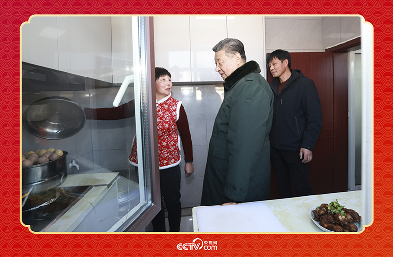 2025年春節(jié)前夕，習(xí)近平總書記在遼寧葫蘆島市綏中縣明水滿族鄉(xiāng)祝家溝村考察時(shí)，走進(jìn)村民朱西存家看望。