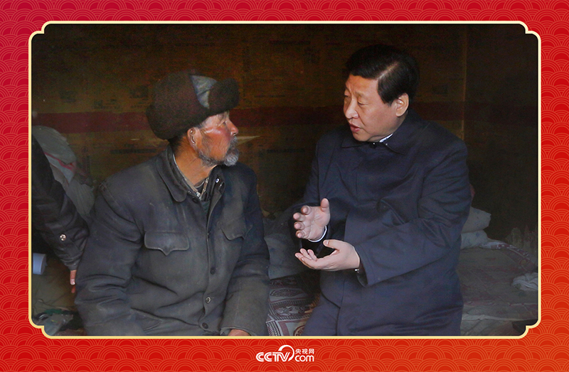 2013年2月3日，習(xí)近平總書記和甘肅省定西市渭源縣元古堆村八旬老黨員馬崗親切交談，了解當(dāng)?shù)厣a(chǎn)生活情況。