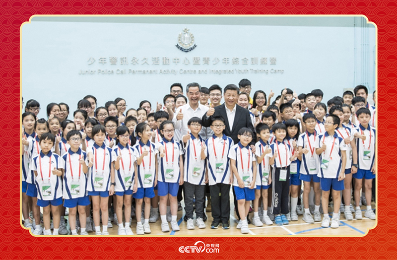 2017年6月30日上午，國家主席習(xí)近平來到香港少年警訊永久活動中心暨青少年綜合訓(xùn)練營考察，看望正在訓(xùn)練的香港青少年。這是習(xí)近平同少年警訊成員合影。