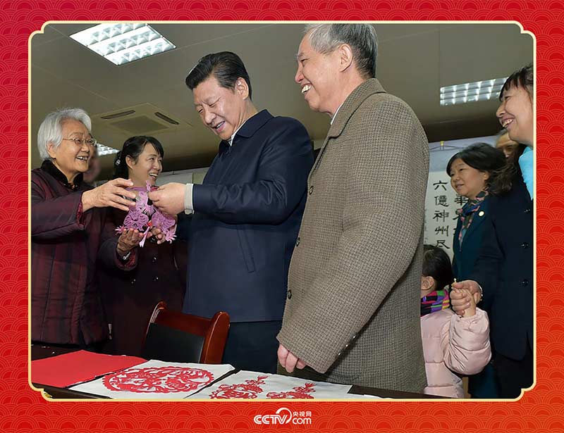 2015年2月15日，習(xí)近平在西安市雁塔區(qū)電子城街道二〇五所社區(qū)服務(wù)中心欣賞社區(qū)居民的剪紙作品。