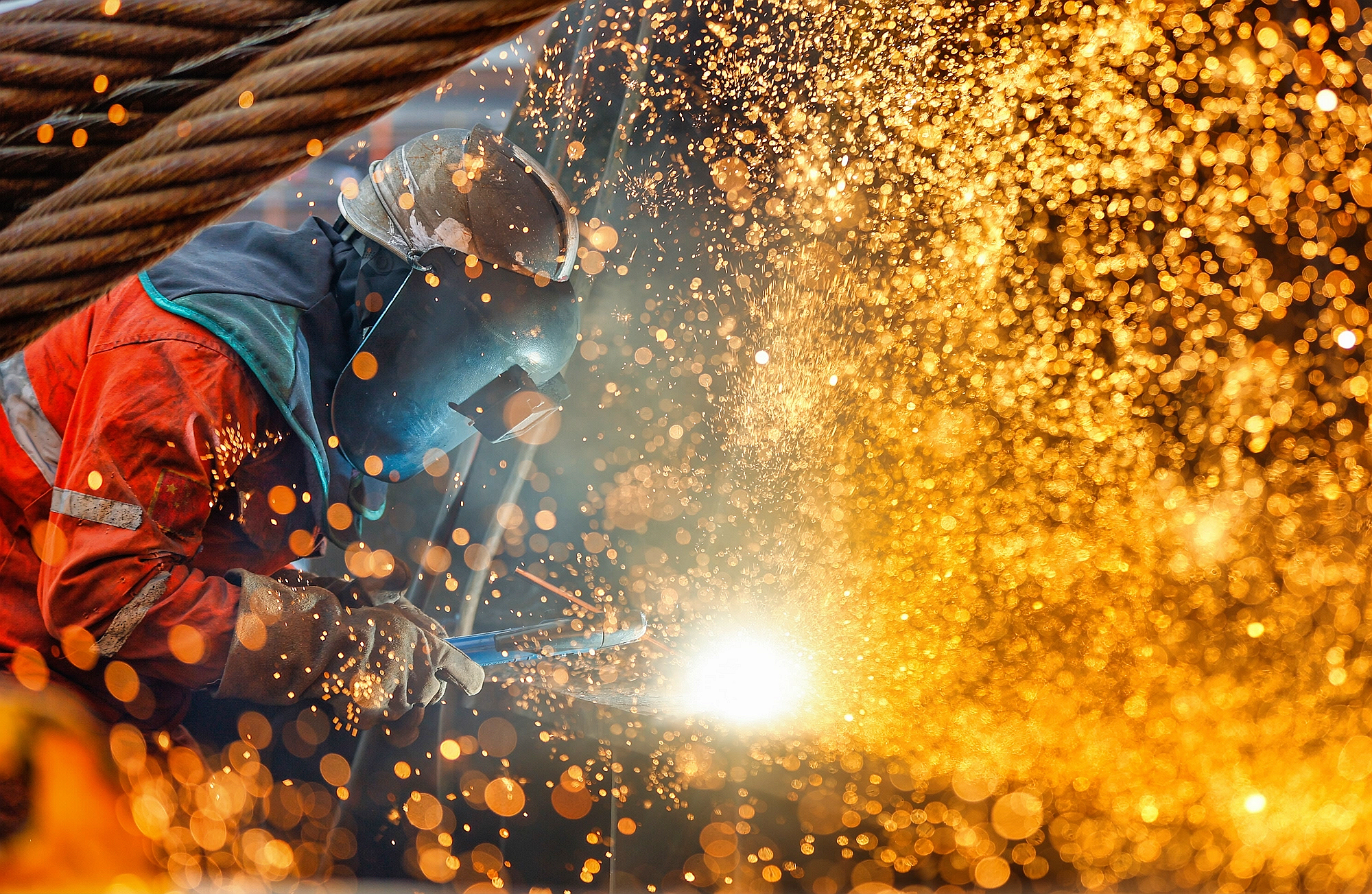 △ 2026年1月29日，在天津市濱海新區(qū)，海上油氣平臺(tái)建設(shè)工人進(jìn)行現(xiàn)場(chǎng)施工。