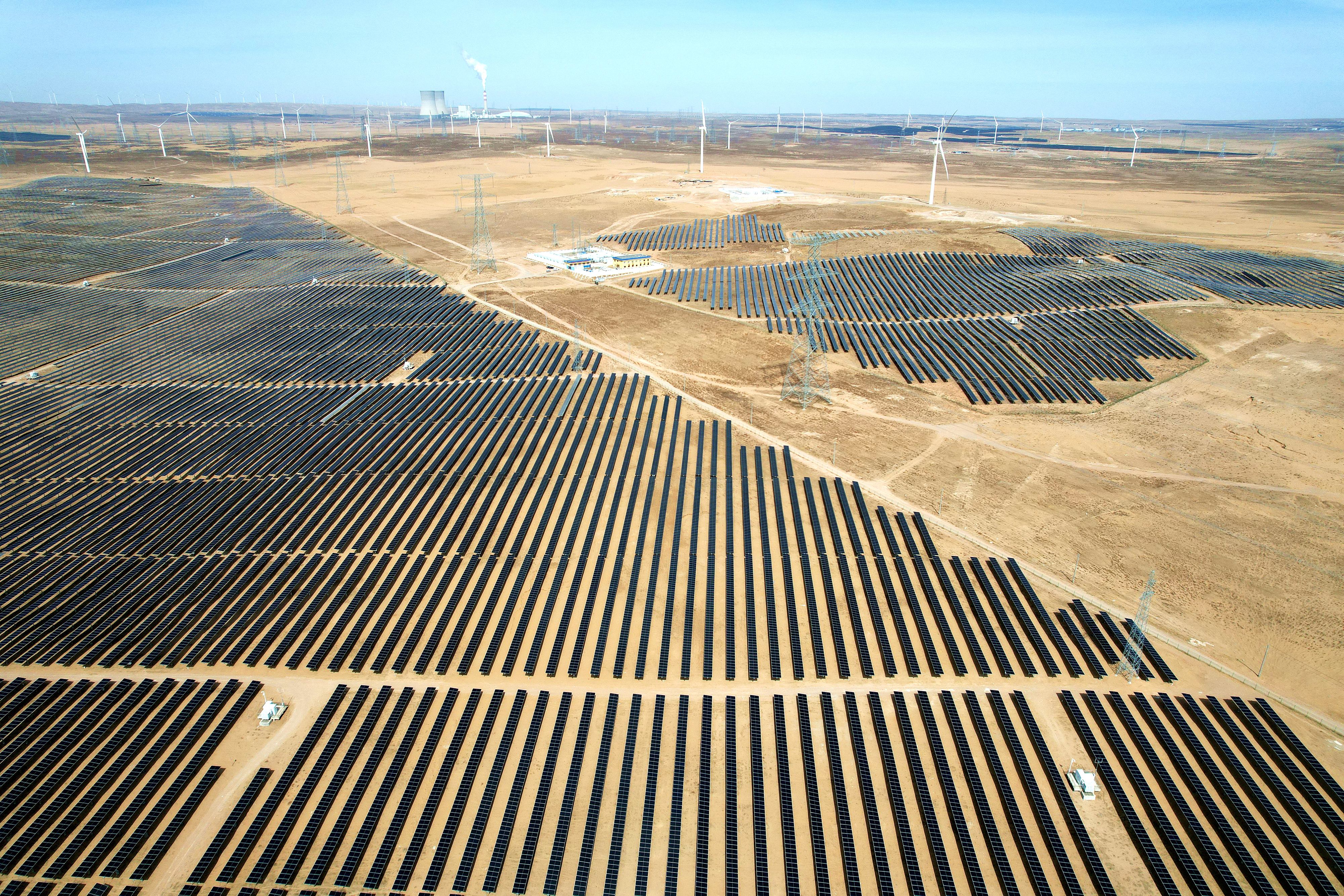 2026年3月18日，寧夏銀川，在靈武市白土崗鄉(xiāng)的一處光伏產(chǎn)業(yè)基地，成片的太陽能光伏板匯成一片“藍色海洋”。