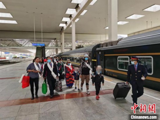 圖為拉薩車站工作人員為西藏先心病患兒和陪同人員提供“綠色”接力幫扶，并開通了專門通道，讓他們快速進站上車。拉薩車站 供圖