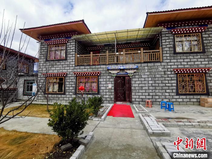 圖為林芝米林縣羌納鄉(xiāng)西嘎村村民家家戶戶發(fā)展庭院經(jīng)濟(jì)，院內(nèi)種滿了各種果樹?！≮w延 攝