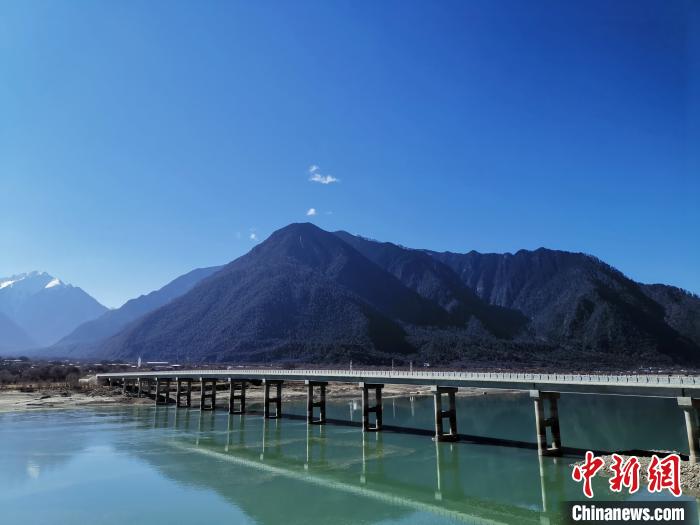 圖為現(xiàn)在已經(jīng)通車的魯霞大橋。　趙延 攝