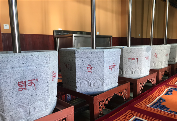 圖為藏醫(yī)院的藏藥加工地。.png