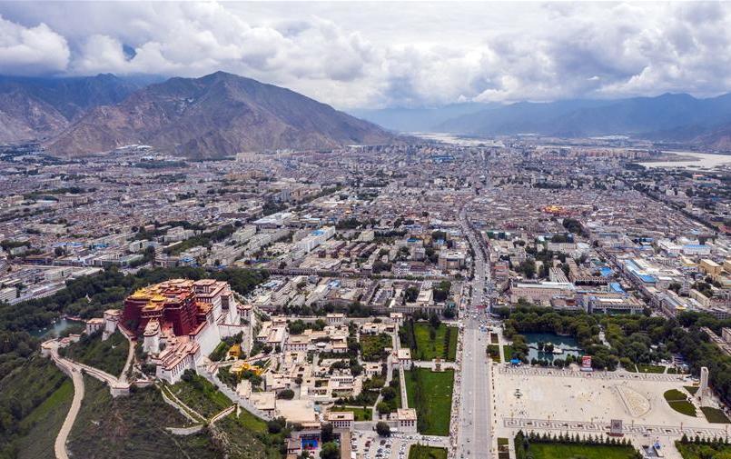 鳥瞰拉薩古城（8月10日無人機(jī)拍攝）。新華社記者 李鑫 攝.jpg