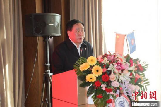 圖為中國非公立醫(yī)療機(jī)構(gòu)協(xié)會常務(wù)副會長兼秘書長郝德明致辭?！№n相澤 攝