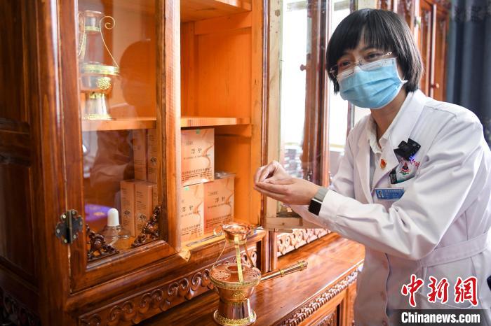 湖南中醫(yī)藥大學(xué)第一附屬醫(yī)院外治科援藏醫(yī)生譚濤介紹中醫(yī)和藏醫(yī)向結(jié)合的霍爾麥療法。　楊華峰 攝