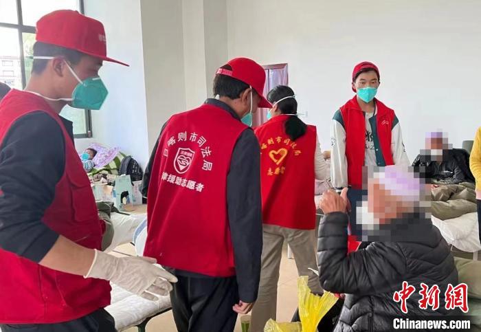 圖為得到妥善安置周到的服務(wù)，患者向志愿者豎起大拇指?！∪湛t市委宣傳部供圖