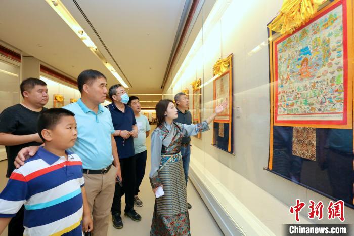 “藏韻瑰寶”藏醫(yī)四部醫(yī)典唐卡珍品展現(xiàn)場?！⒖∩n 攝