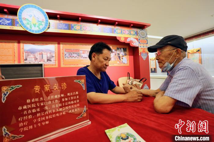 “藏韻瑰寶”藏醫(yī)四部醫(yī)典唐卡珍品展在天津美術(shù)館展出，展覽現(xiàn)場藏醫(yī)專家義診受歡迎?！⒖∩n 攝