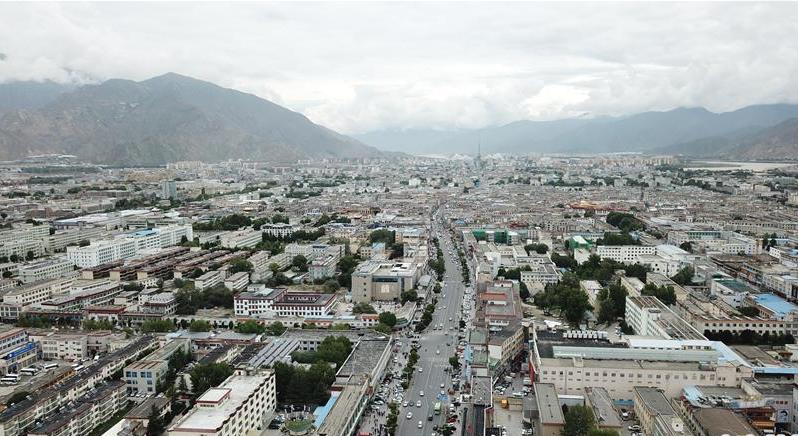 8月10日無人機(jī)拍攝的拉薩城市一景。新華社記者 王益亮 攝.jpg