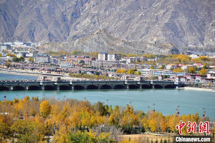 10月25日，被秋色點(diǎn)綴的拉薩河?！〗w波 攝
