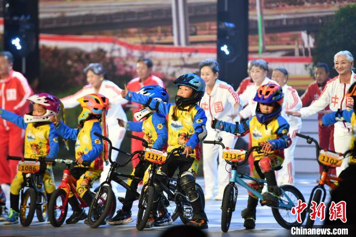 圖為拉薩市春節(jié)藏歷新年聯(lián)歡晚會錄制現(xiàn)場?！∝暩聛硭?攝