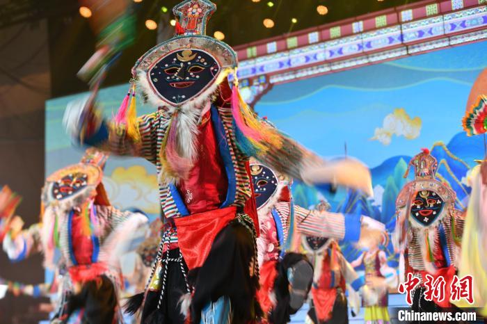 圖為演員在聯(lián)歡晚會上表演?！∝暩聛硭?攝