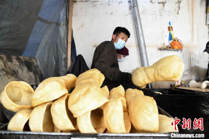 圖為拉薩手藝人制作藏歷新年供品“德卡”?！∝暩聛硭?攝