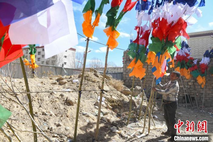 圖為拉薩街頭出售的五彩經(jīng)幡?！∝暩聛硭?攝