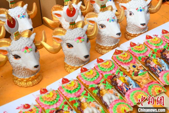 圖為拉薩市場(chǎng)上待售的吉祥羊頭?！∝暩聛?lái)松 攝