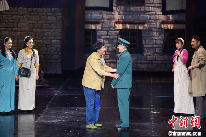 圖為西藏本土話劇《八廓街北院》演出現(xiàn)場(chǎng)。　劉瑤 攝